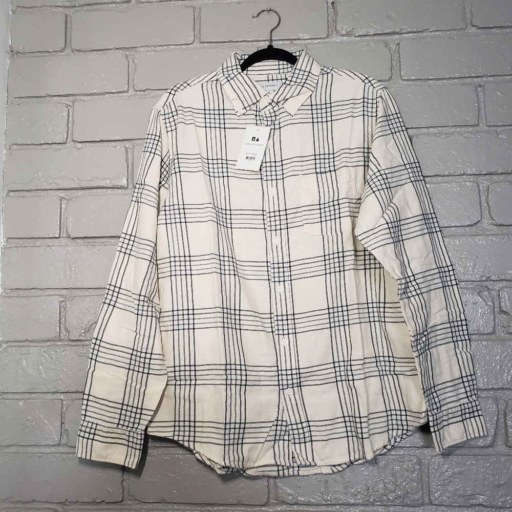 NWT Size Medium Ling sleeve button down plaid shirt new